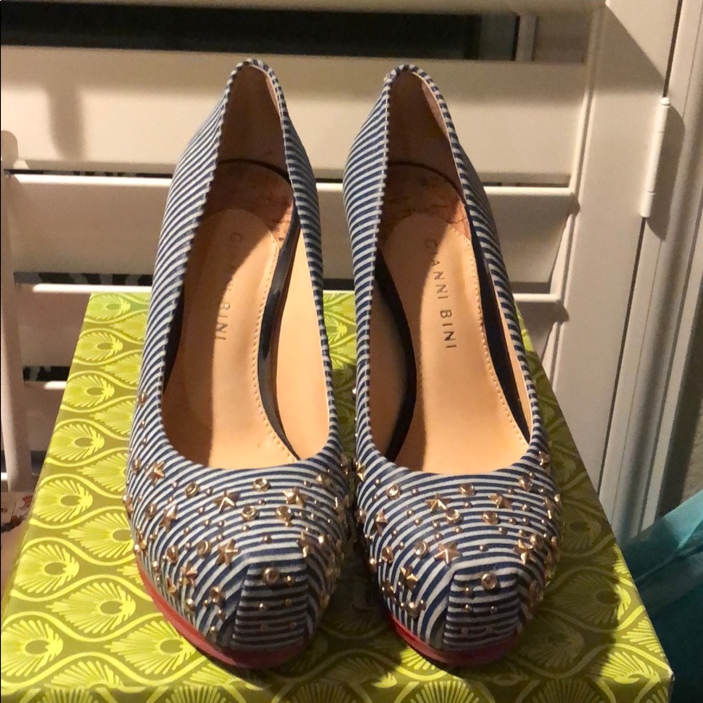 Blue stripe pumps.